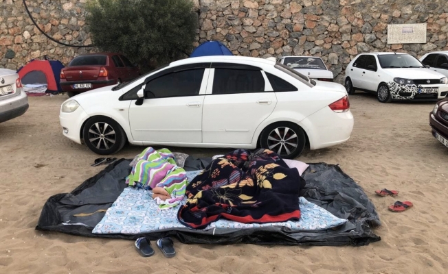 Oteller yüzde yüz doldu, dışarıda kalan tatilciler araçlarında ve yerlerde uyudu