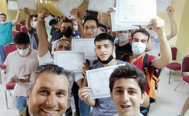  Ustalığa ilk adımı atan Suriyeli öğrenciler kalfalık belgelerini aldı