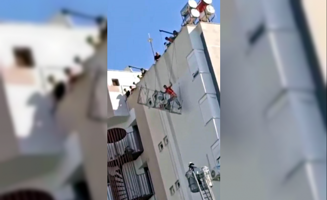12'nci katta mahsur kalan boyacı kardeşler kurtarıldı