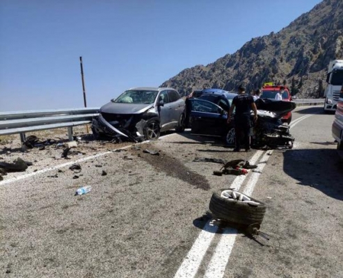 Antalya’da üç aracın karıştığı kazada 7 kişi yaralandı