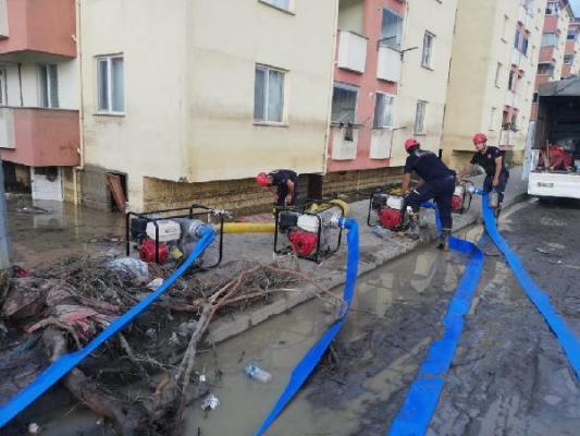 Büyükşehir İtfaiye ekibi selin vurduğu Kastamonu'da 