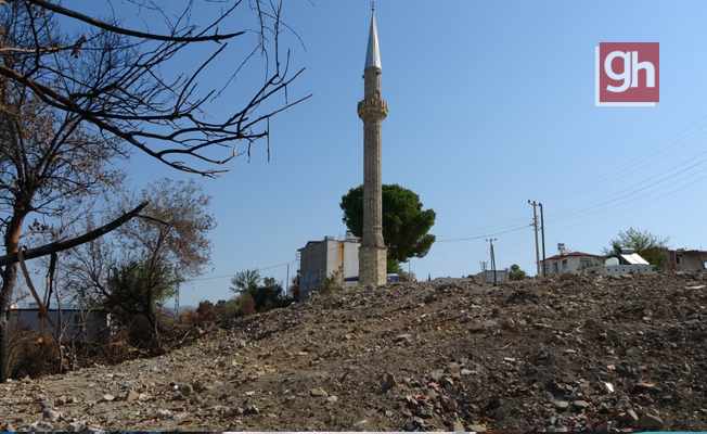 Yangında hasar gören cami yıkıldı, minaresi kaldı