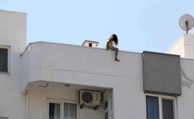 5 katlı bir binanın çatısına çıktı…Polis zor ikna etti!