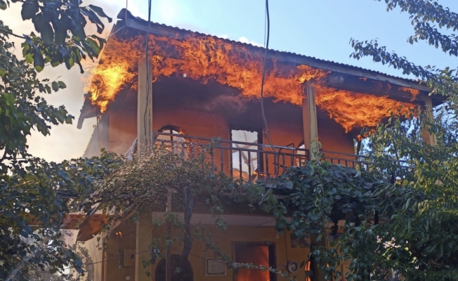 Antalya’da dubleks ev çıkan yangında küle döndü