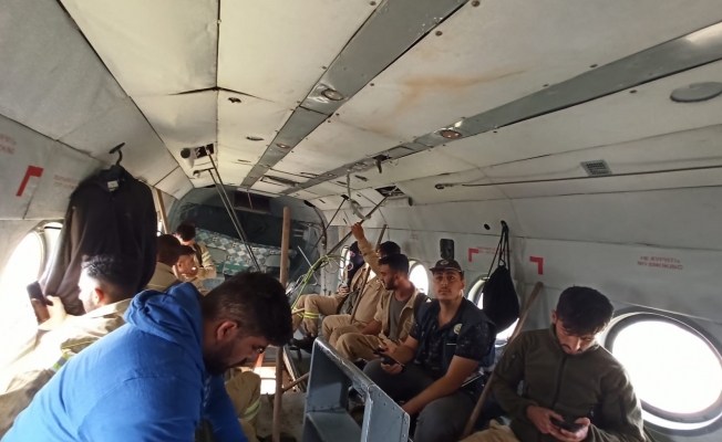 Yer ekipleri Manavgat'taki yangın bölgesine helikopterle bırakılıyor