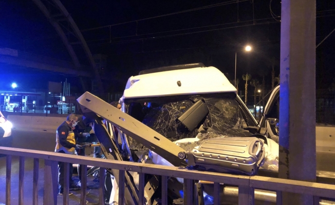 Aksu’da feci kaza… Turistleri taşıyan minibüs bariyerlere çarptı!