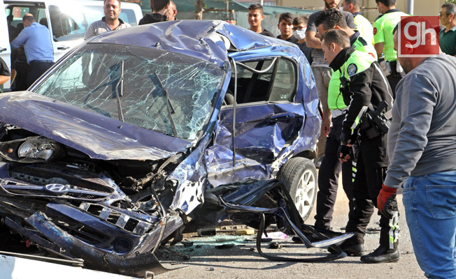  İki aracın hurdaya döndüğü kazada sürücülerden biri hayatını kaybetti!
