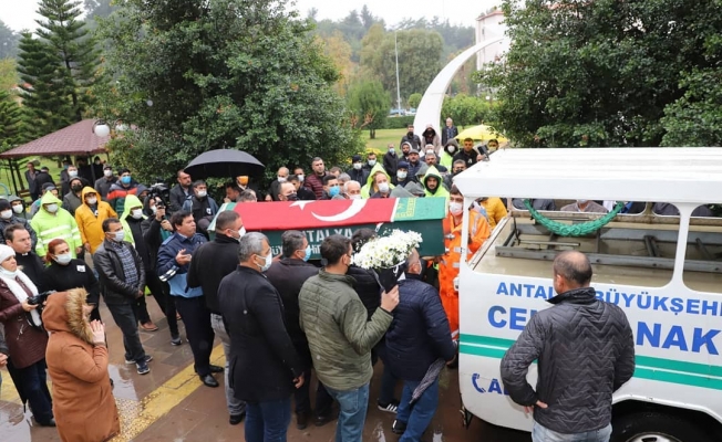 Aksu Belediye’sinin Erol Abisi son yolculuğuna uğurlandı