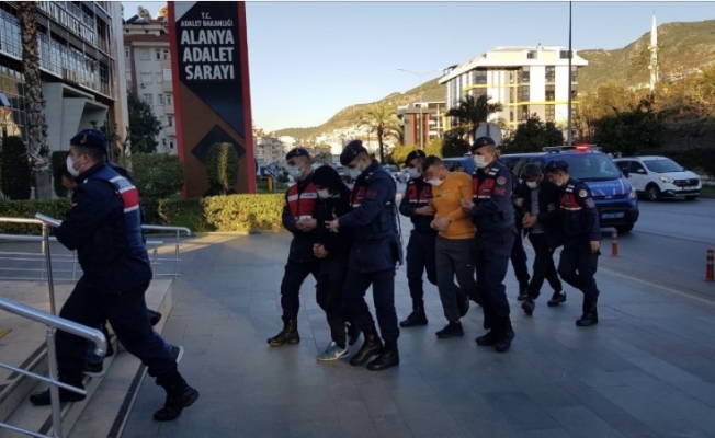 Antalya'nın turizm merkezleri torbacılardan arındırıldı: 27 tutuklama