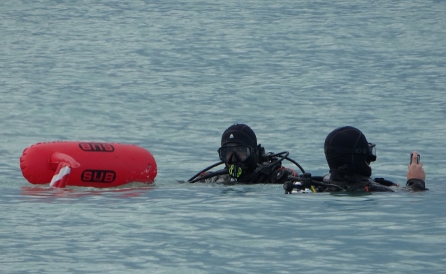 Bindikleri tekneden denize atlamaya zorlanan 2 göçmenin cesedine ulaşıldı