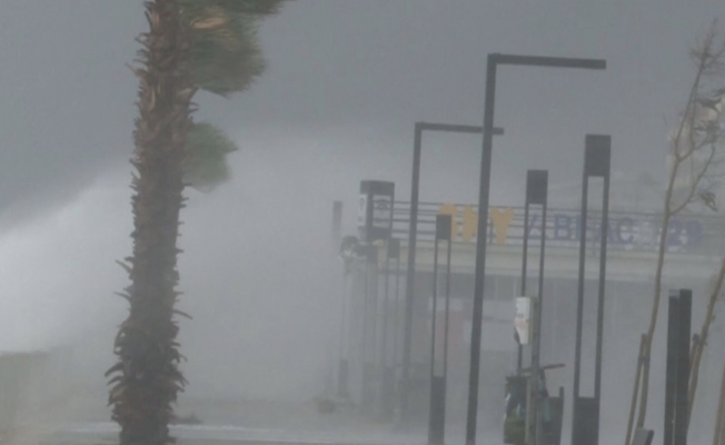 Meteoroloji’nin ‘turuncu’ kod ile uyardığı Antalya’da dev dalgalar sahili dövdü