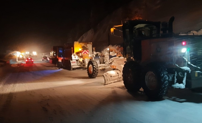  Antalya-Konya karayoluna çığ düştü, 3 metrelik kar kütleleri yolu kapladı