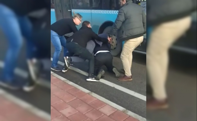  Halk otobüsü şoförünü yola yatırıp tekme ve yumruklarla dövdüler