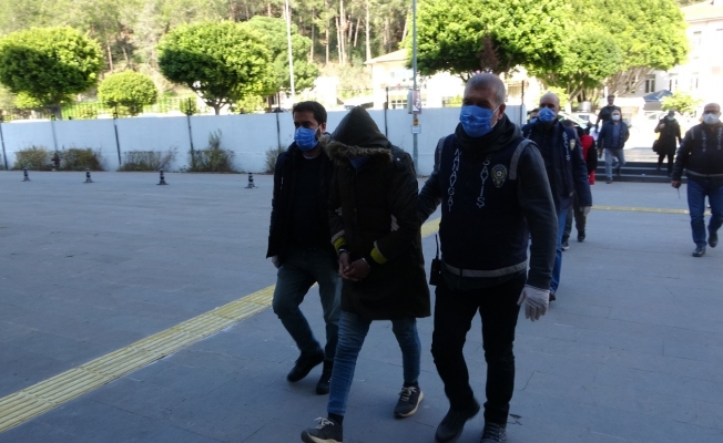 Suç makinesi hırsızlar, polis aracına çarpınca yakayı ele verdi Suç makinesi hırsızlar, polis aracına çarpınca yakayı ele verdi