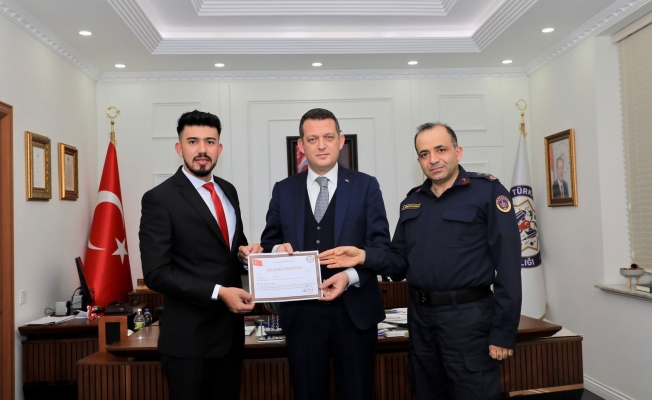 Cezai firarisini tek başına yakalayan JASAT personeline ödül Cezai firarisini tek başına yakalayan JASAT personeline ödül