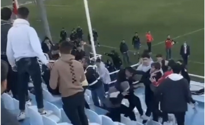 Amatör maçta tribünde kavga Amatör maçta tribünde kavga