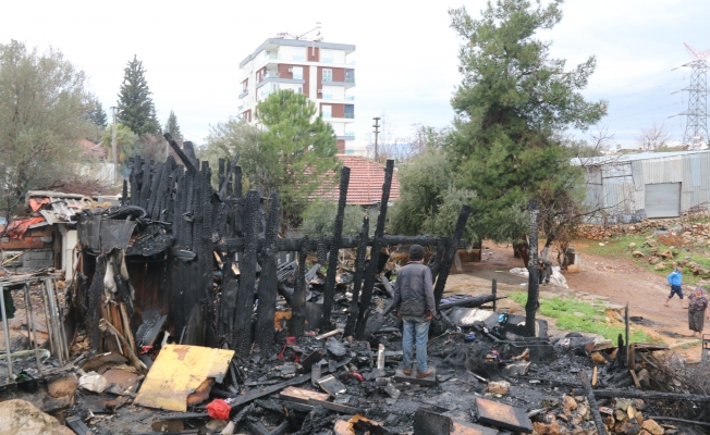 Antalya'da sobadan çıkan yangında baraka küle döndü