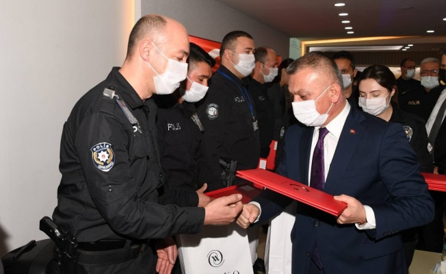 Antalya Havalimanı polis ve özel güvenlik personeli ödüllendirildi Antalya Havalimanı polis ve özel güvenlik personeli ödüllendirildi