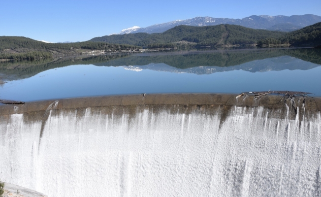 Antalya’da Kumluca Barajı taştı, yapay şelale oluştu
