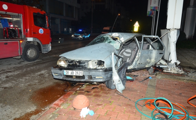 Direksiyon hakimiyetini kaybeden sürücü önce kaldırıma ardından panoya çarptı Direksiyon hakimiyetini kaybeden sürücü önce kaldırıma ardından panoya çarptı