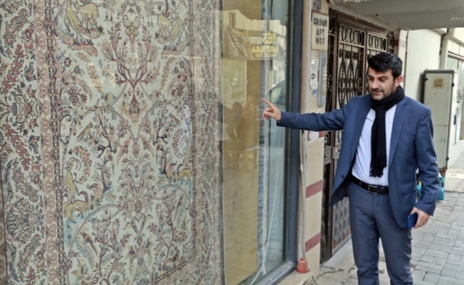Hırsızlık yaptığı halı mağazasına gelip, iş yeri sahibinin elini öpmek istedi Hırsızlık yaptığı halı mağazasına gelip, iş yeri sahibinin elini öpmek istedi