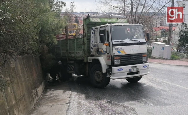 Kamyonunu şarampole düşürerek muhtemel bir faciayı önledi Kamyonunu şarampole düşürerek muhtemel bir faciayı önledi