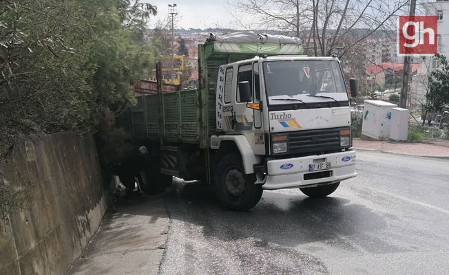 Kamyonunu şarampole düşürerek muhtemel bir faciayı önledi