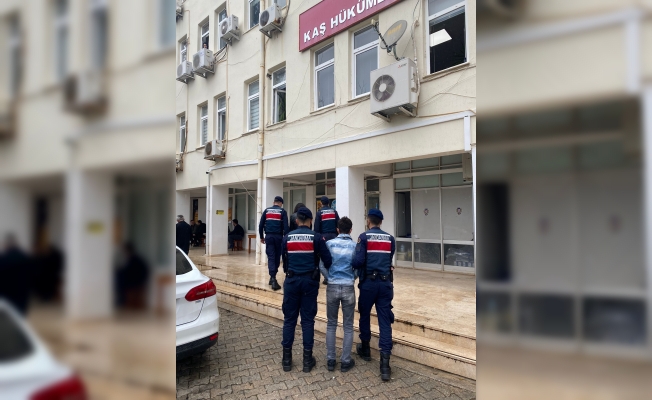 Kendisini ‘Banka çalışanı’ olarak tanıtan dolandırıcı tutuklandı Kendisini ‘Banka çalışanı’ olarak tanıtan dolandırıcı tutuklandı