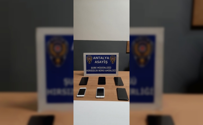 Lüks villalara girip cep telefonu çalan hırsızlar yakalandı Lüks villalara girip cep telefonu çalan hırsızlar yakalandı