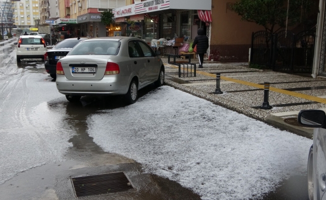 Manavgat'a yağan dolu ilçeyi beyaza bürüdü