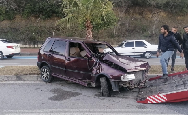 Otomobilin palmiye ağacına çarparak durduğu kazada 2 kişi yaralandı