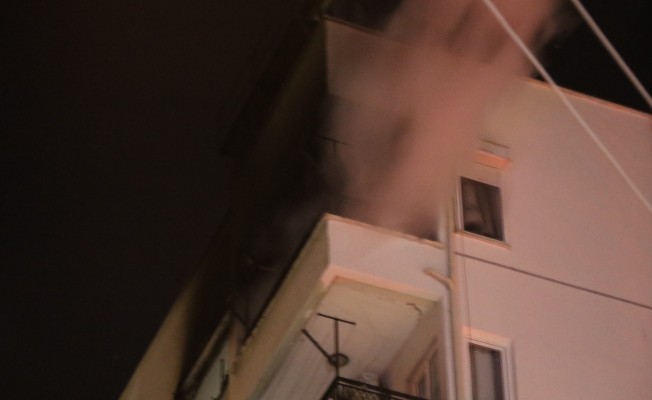 Yangında ev sahibi kadın ile apartman görevlisi çatıda mahsur kaldı