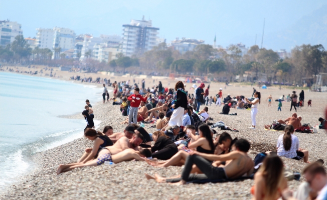 Antalya'da deniz sezonu açıldı, sahilde yoğunluk oluştu