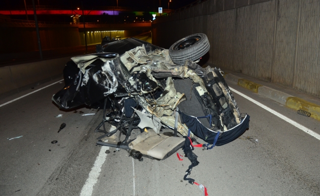 Antalya'da yön levhasına çarpan otomobil hurdaya döndü: 3 ölü