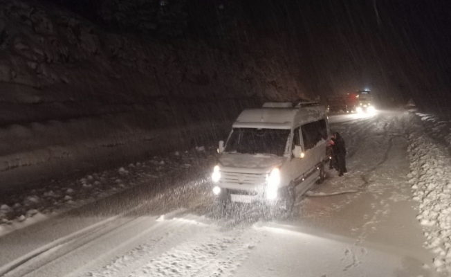 Antalya-Konya karayolu yoğun kar ve tipi nedeniyle tırların geçişine kapatıldı