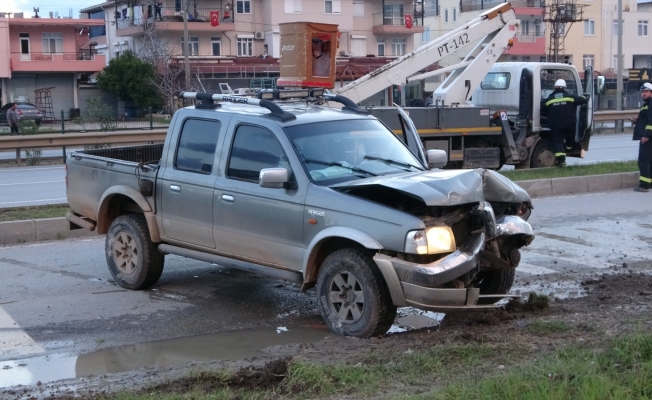  Aracın kontrolünü kaybeden epilepsi hastası elektrik direğine çarparak durabildi