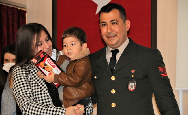 Devlet övünç madalyası ve beratını almaya 2,5 yaşındaki oğlu ile geldi, davetliler gözyaşlarını tutamadı Devlet övünç madalyası ve beratını almaya 2,5 yaşındaki oğlu ile geldi, davetliler gözyaşlarını tutamadı
