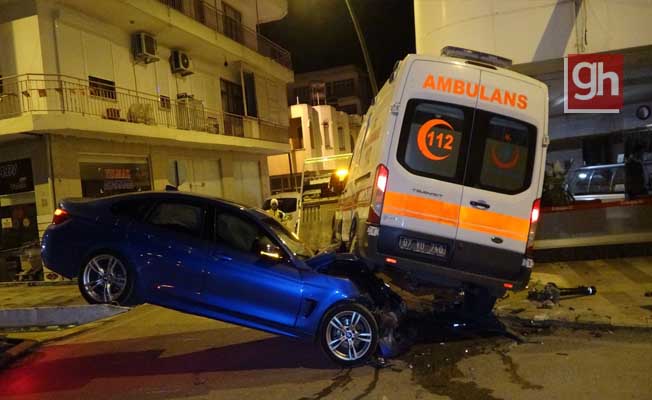 Hasta ihbarına giden ambulans otomobille çarpıştı