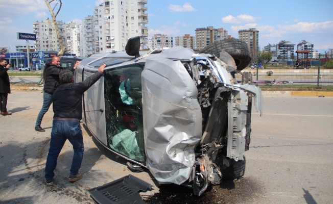  Kontrolden çıkan kamyonet önce bariyerlere çarptı, sonra yan yattı