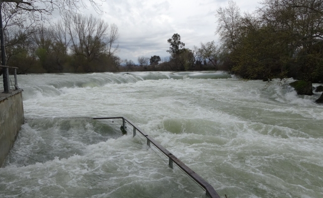 Manavgat Barajı'ndan bırakılan su, şelale esnafını harekete geçirdi Manavgat Barajı'ndan bırakılan su, şelale esnafını harekete geçirdi