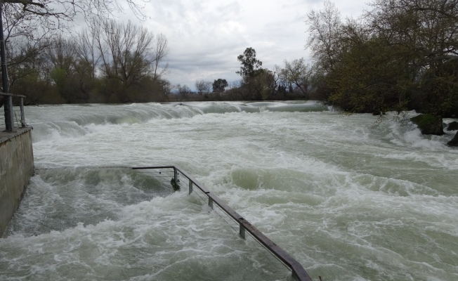 Manavgat Barajı'ndan bırakılan su, şelale esnafını harekete geçirdi