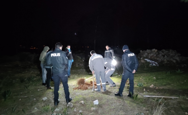 Ormanlık alandaki kazılan mezar polisi alarma geçirdi Ormanlık alandaki kazılan mezar polisi alarma geçirdi