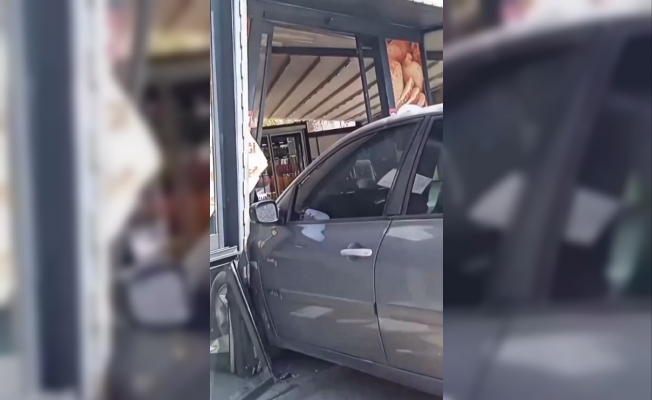 Otomobil fırına daldı! Otomobil fırına daldı!