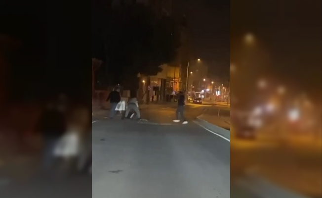 Sokakta yere yatırdıkları adamı tekme tokat dövdüler