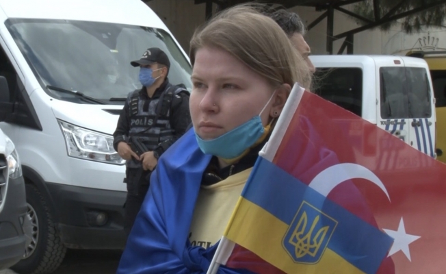 Tarihi zirvenin yapıldığı otelin önünde Ukraynalı kadınlar barış için toplandı