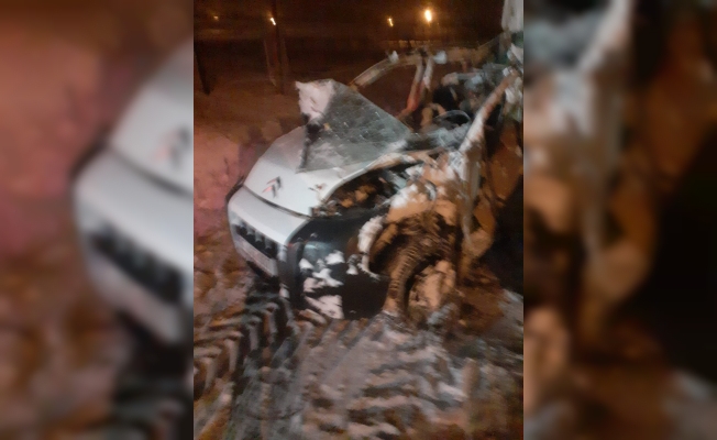Ticari araç, kar küreme aracıyla çarpıştı: 3 ölü Ticari araç, kar küreme aracıyla çarpıştı: 3 ölü