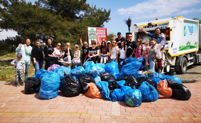  Antalya’da Rus ve Ukraynalı vatandaşlar el ele çöp topladı