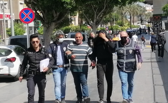 Hastanede güvenlik görevlisini darp eden baba oğul adliyeye sevk edildi Hastanede güvenlik görevlisini darp eden baba oğul adliyeye sevk edildi