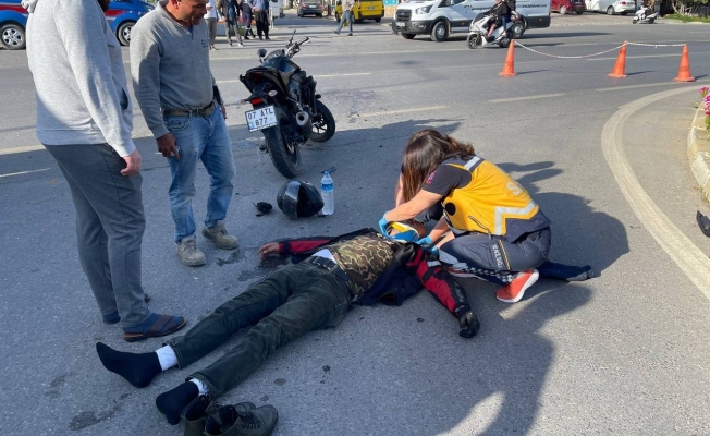 Motosiklet kamyonete çarptı Motosiklet kamyonete çarptı