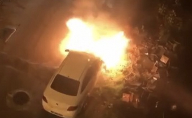 Park halindeki otomobil alev topuna döndü Park halindeki otomobil alev topuna döndü